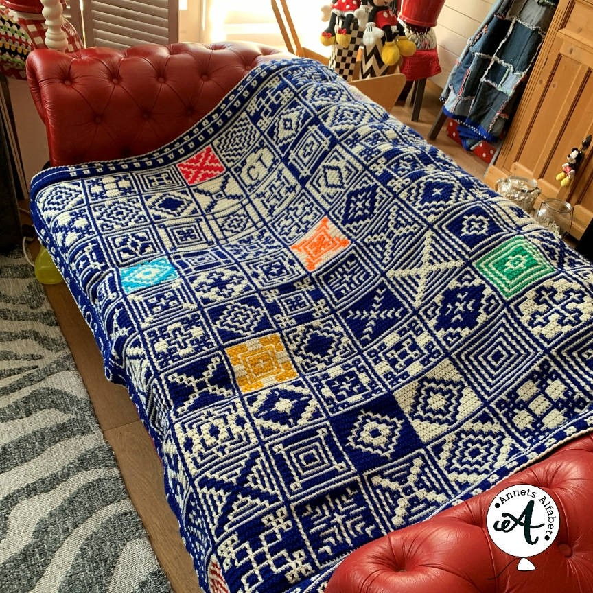Een mozaiek deken in blauw creme haakblog 142