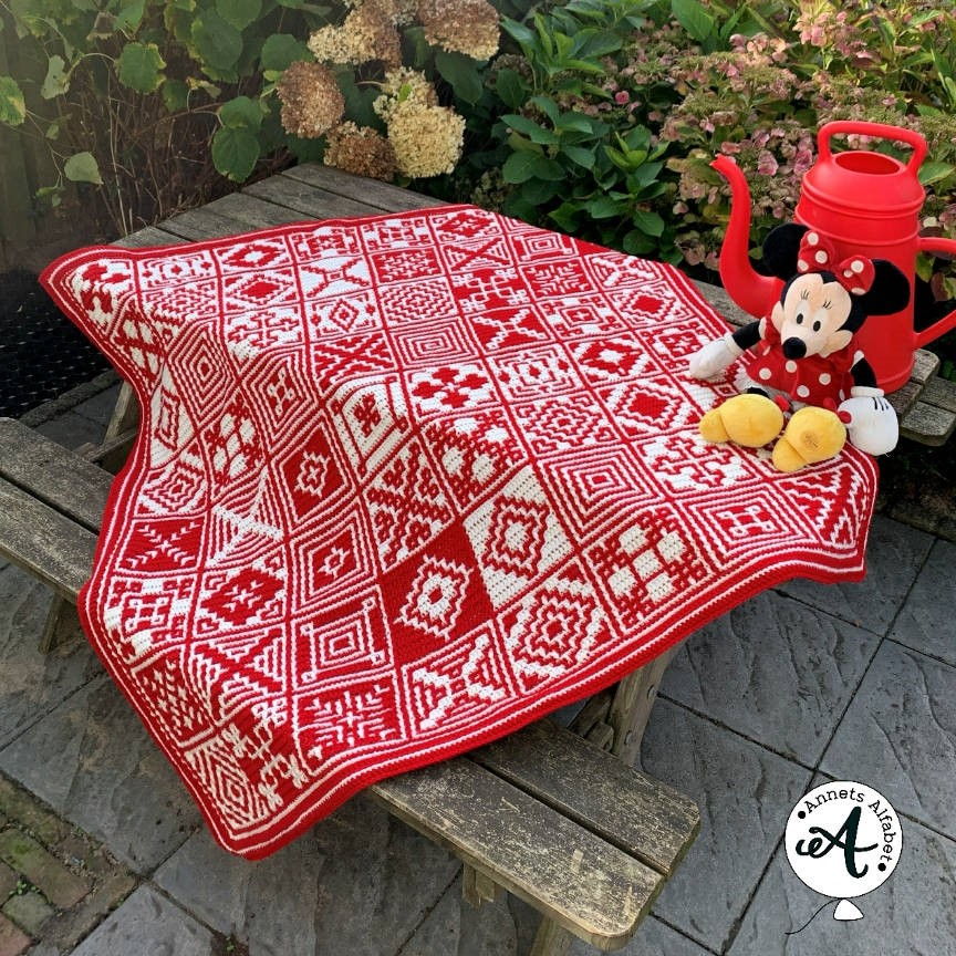 Een mozaiek deken in rood creme haakblog 141