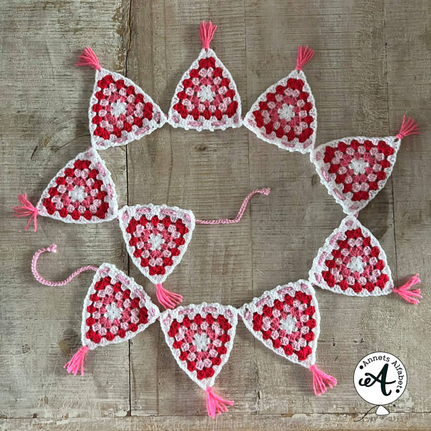 Een granny square slinger in roze haakblog 181